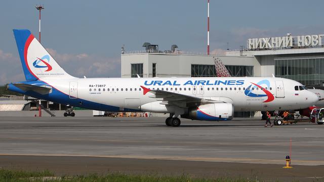 RA-73817:Airbus A320-200:Уральские авиалинии